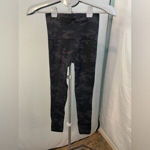 Spanx‎ black and grey camo seamless leggings size small